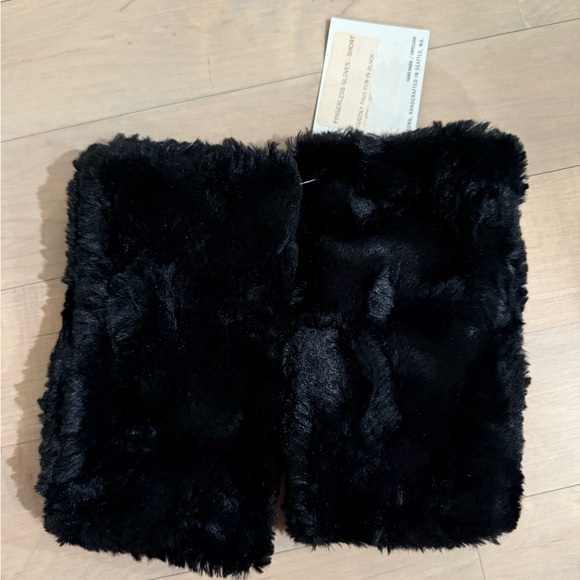 NWT Pandemonium faux fur fingerless gloves - Picture 2 of 3